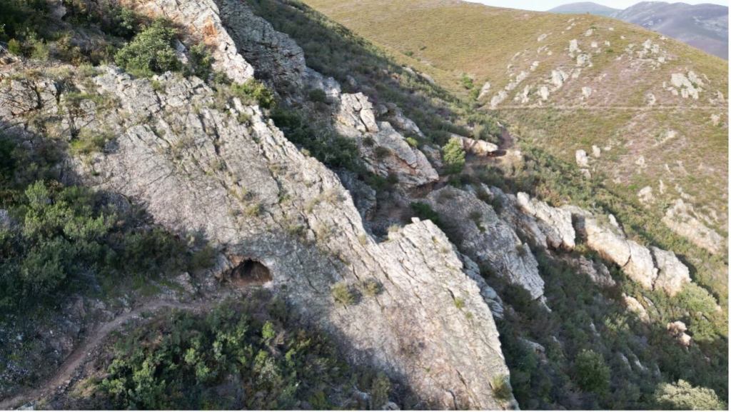 Figura 4. Tunel-canal empleado para llevar el agua hasta la explotación de Las Médulas.