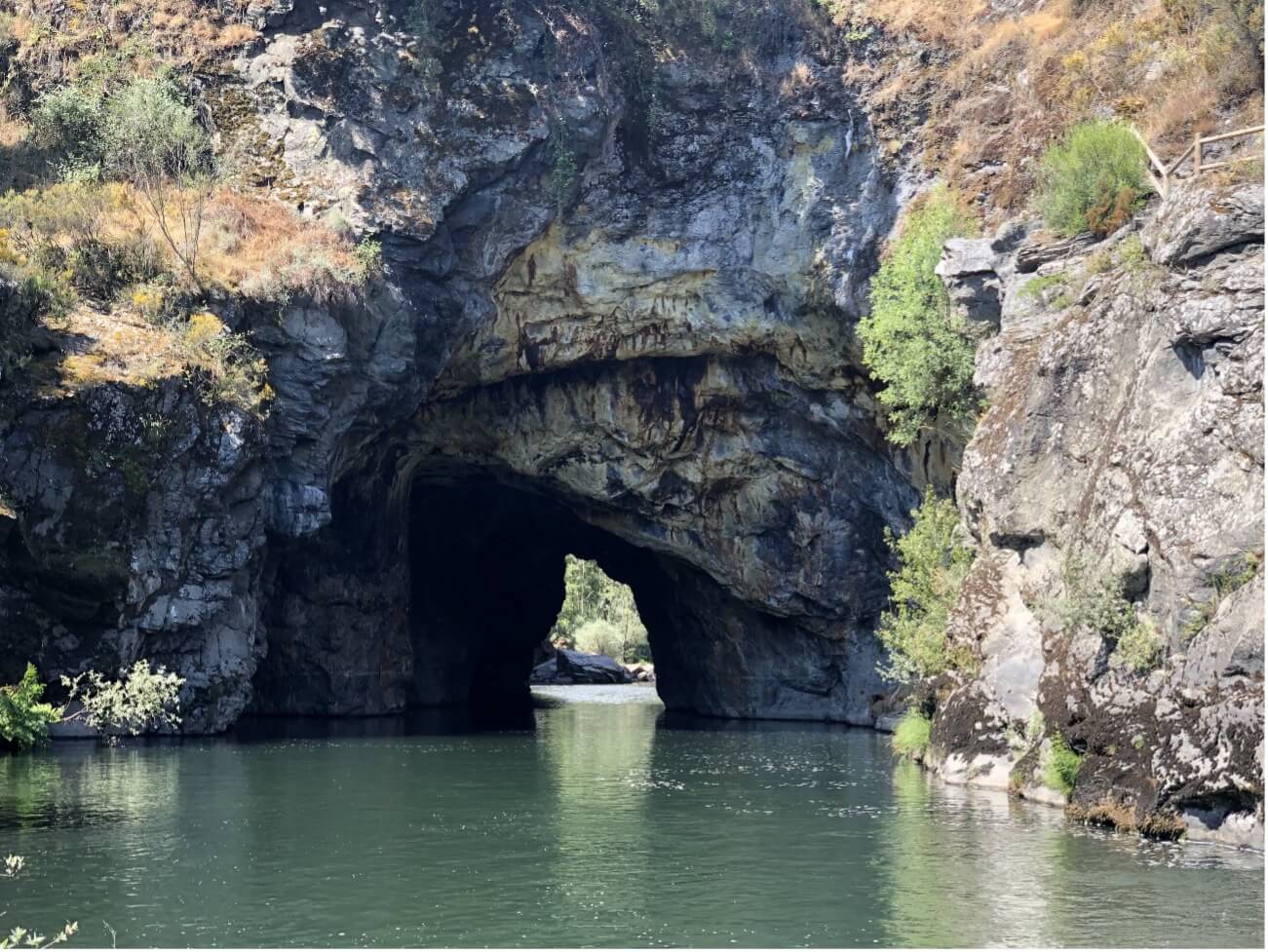 Túnel de Montefurado (Montefurado, Lugo), con el que se desvió el río para poder explotar las arenas auríferas de su cauce a lo largo de todo el meandro.