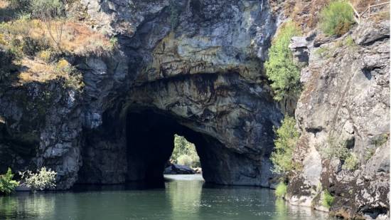 Túnel de Montefurado (Montefurado, Lugo), con el que se desvió el río para poder explotar las arenas auríferas de su cauce a lo largo de todo el meandro.