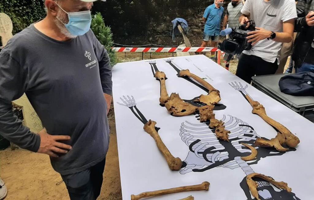 Paco Exteberria observa restos exhumados del Gigante de Altzo