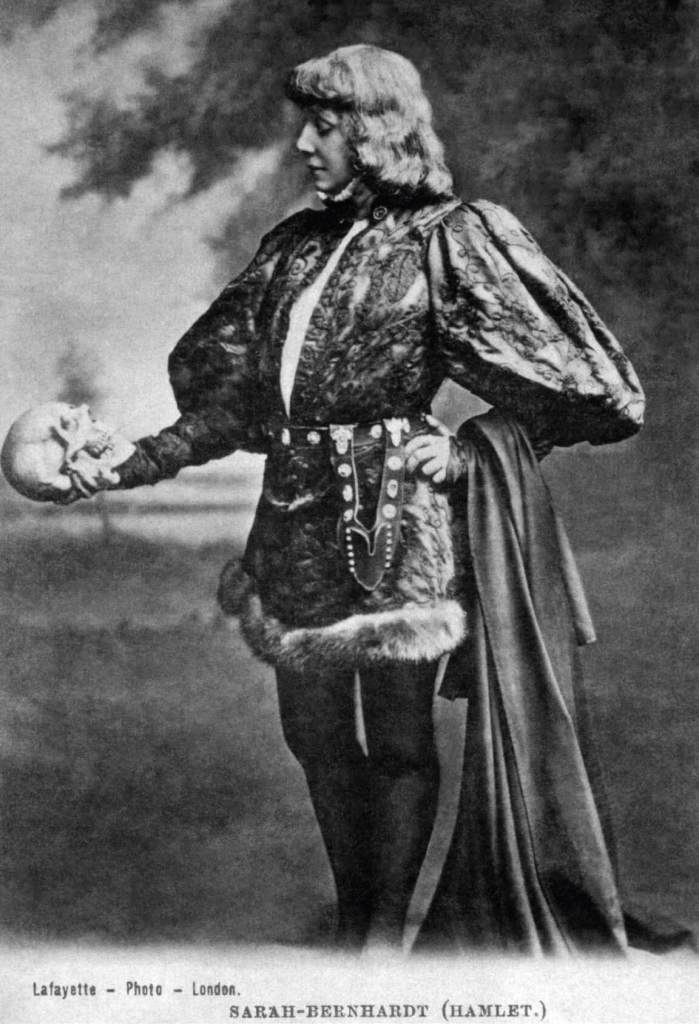 Sarah Bernhardt en el papel de Hamlet en 1899