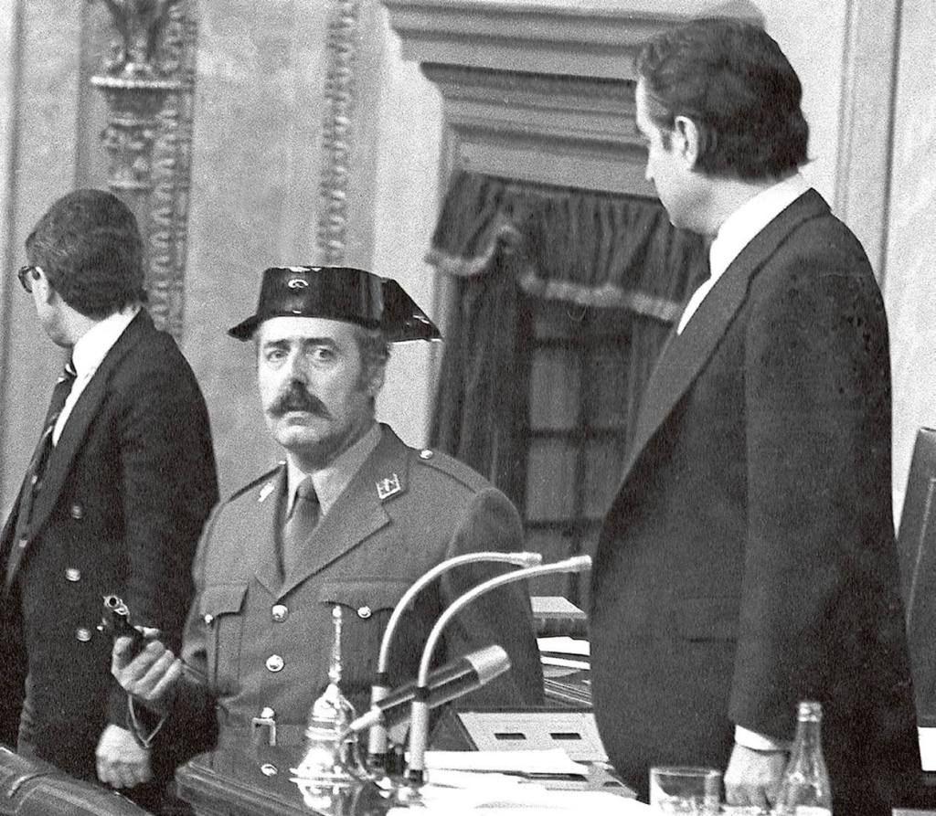 Tejero amenaza a los diputados el 23-F