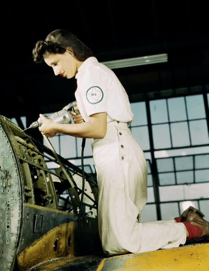 Un mujer trabajando en una fábrica durante la IIGM