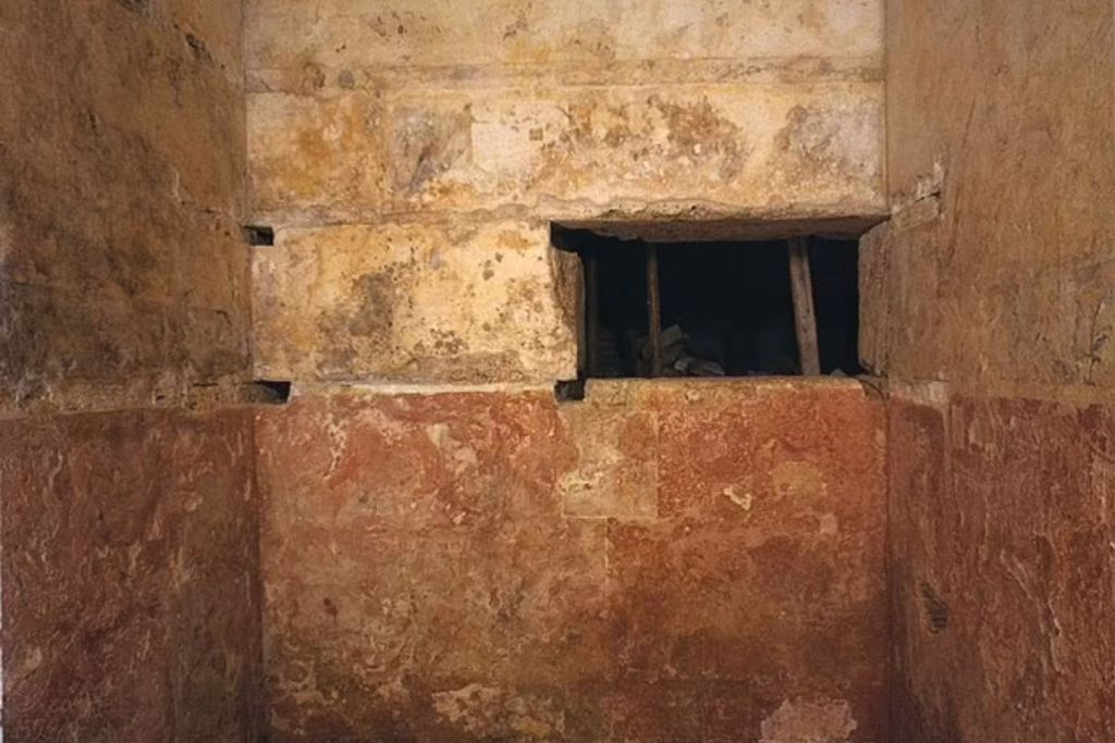 Según los investigadores, es probable que durante la época romana algunos padres utilizaran la tumba para depositar los cuerpos de sus hijos fallecidos, hasta dos siglos después del entierro original