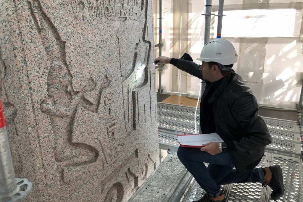 Olette-Pelletier examina detenidamente el obelisco durante las labores de restauración del monumento