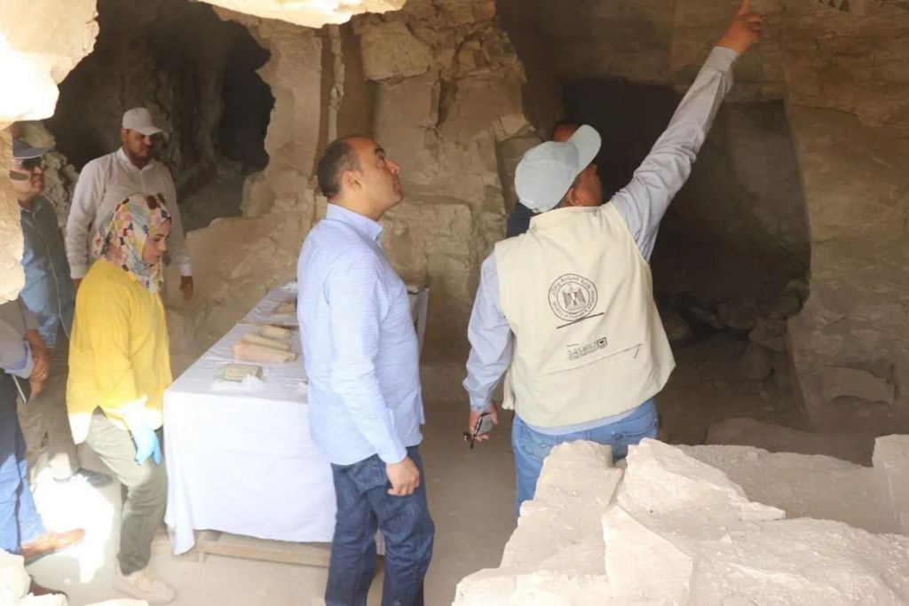 Arqueólogos trabajando en el interior de una de las tumbas recientemente descubiertas en las cercanías de Luxor