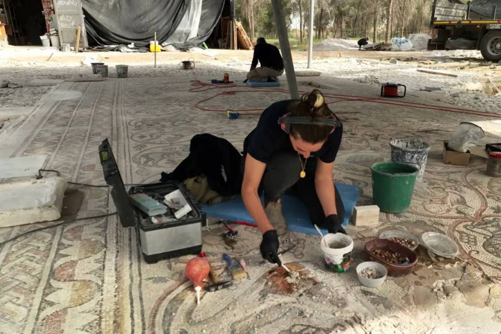 Arqueólogos durante las labores de restauración del mosaico bizantino de Be’er Shema, una obra maestra de más de 1.600 años que vuelve a ver la luz en el desierto del Néguev