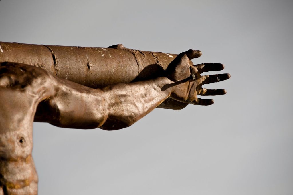 La ciencia forense ha logrado reconstruir los efectos reales de una crucifixión en el cuerpo humano, revelando un proceso lento y devastador