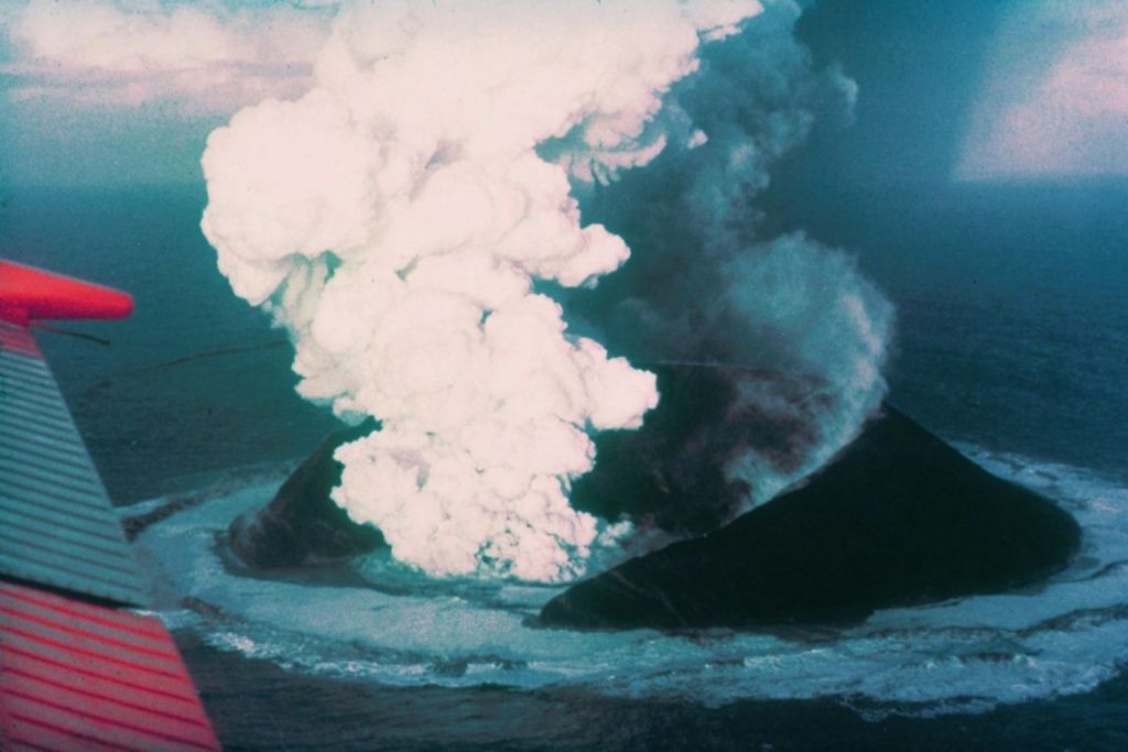 En noviembre de 1963, una erupción submarina frente a la costa de Islandia dio lugar a uno de los eventos geológicos más espectaculares del siglo XX