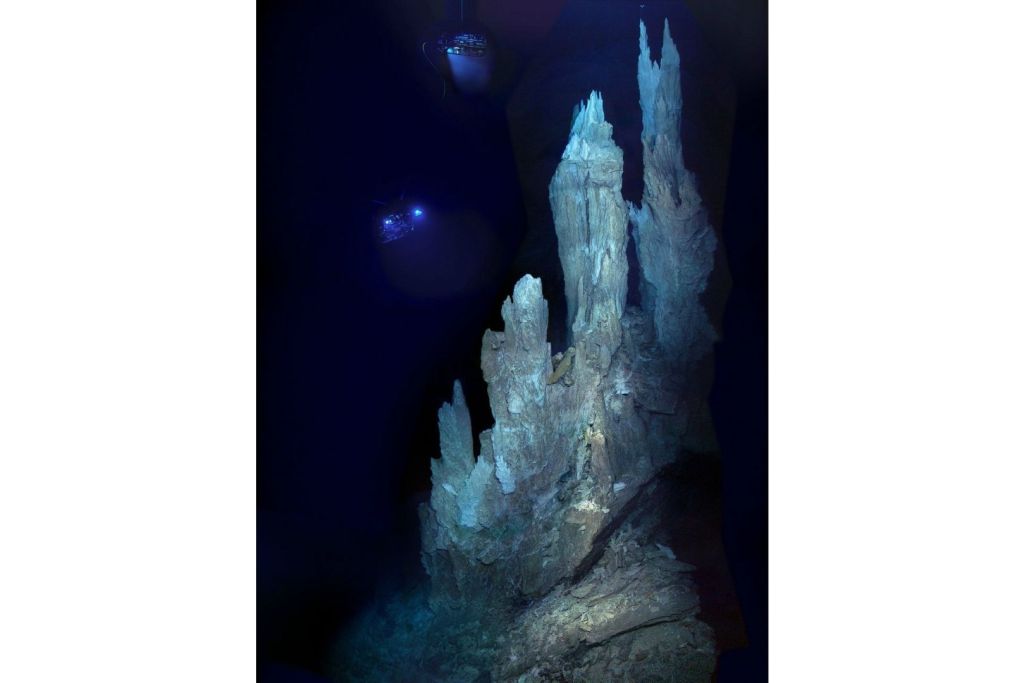 Un vehículo submarino no tripulado ilumina las imponentes chimeneas de la Ciudad Perdida en las profundidades del océano