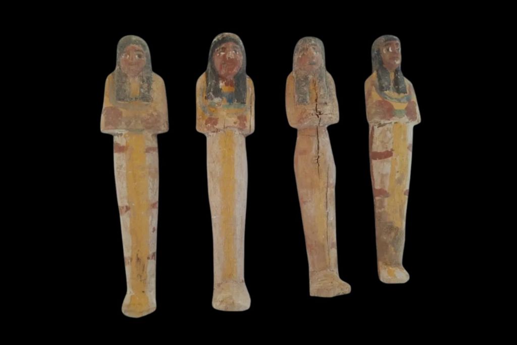 Figurillas shabti halladas en las tumbas; los antiguos egipcios creían que estas estatuillas realizaban tareas en el más allá en lugar del difunto