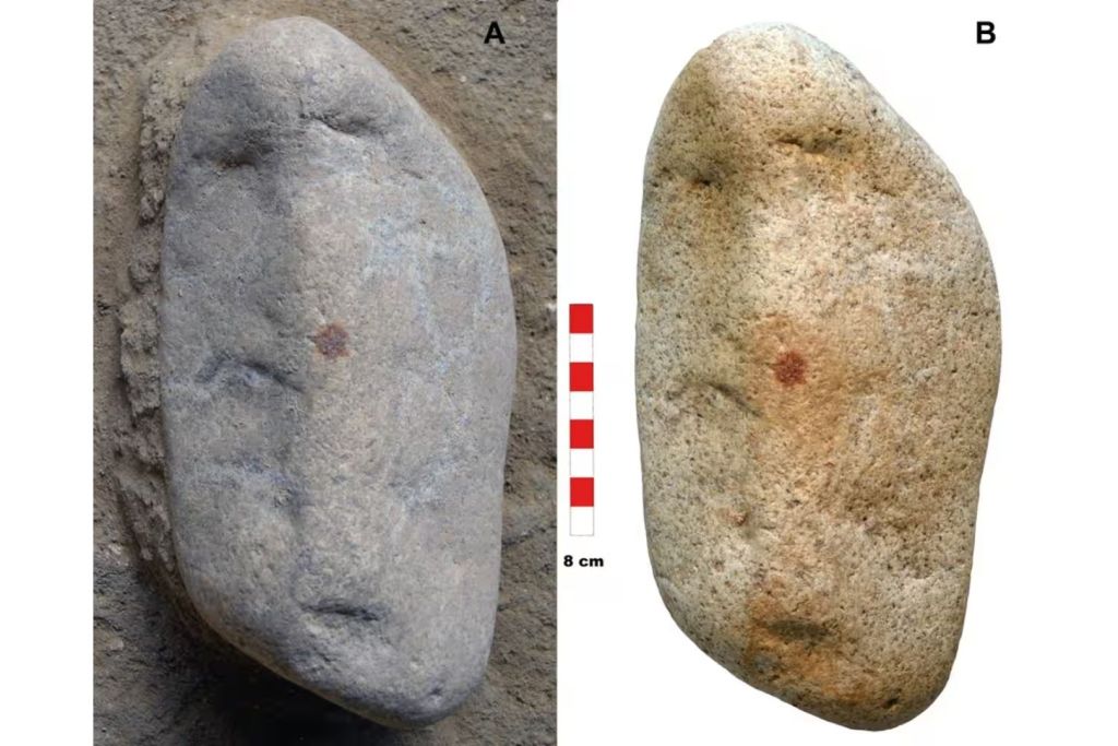 La piedra, antes y después de ser desenterrada por completo, muestra una forma que recuerda vagamente a un rostro