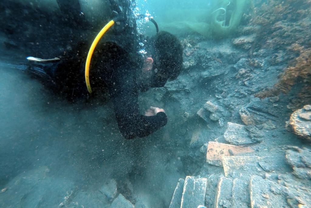El arqueólogo marino Andreas Kallmeyer Bloch registra y analiza los restos del naufragio