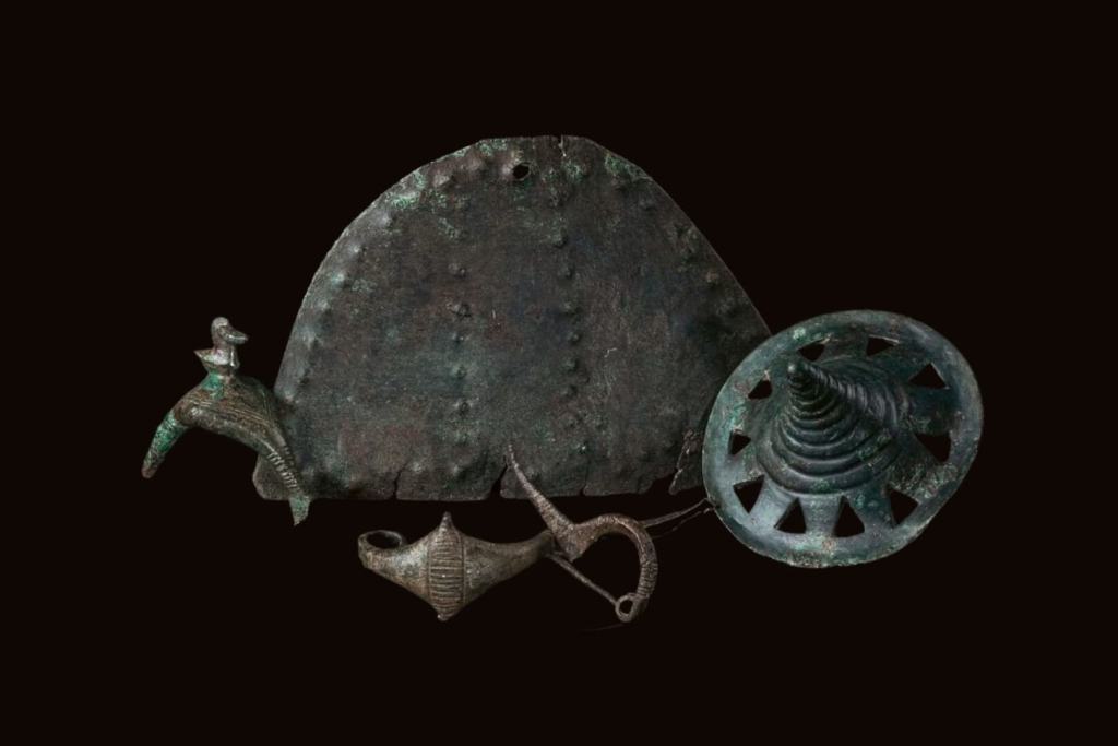 Descubren más de 900 objetos de bronce de hace 3.400 años en una colina volcánica de Hungría