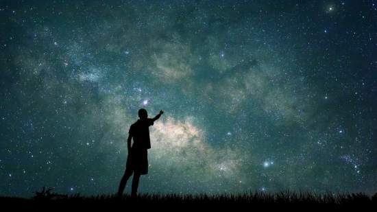 Desde tiempos remotos, los seres humanos han buscado respuestas en los astros, estableciendo conexiones entre el firmamento y los ciclos de la vida en la Tierra