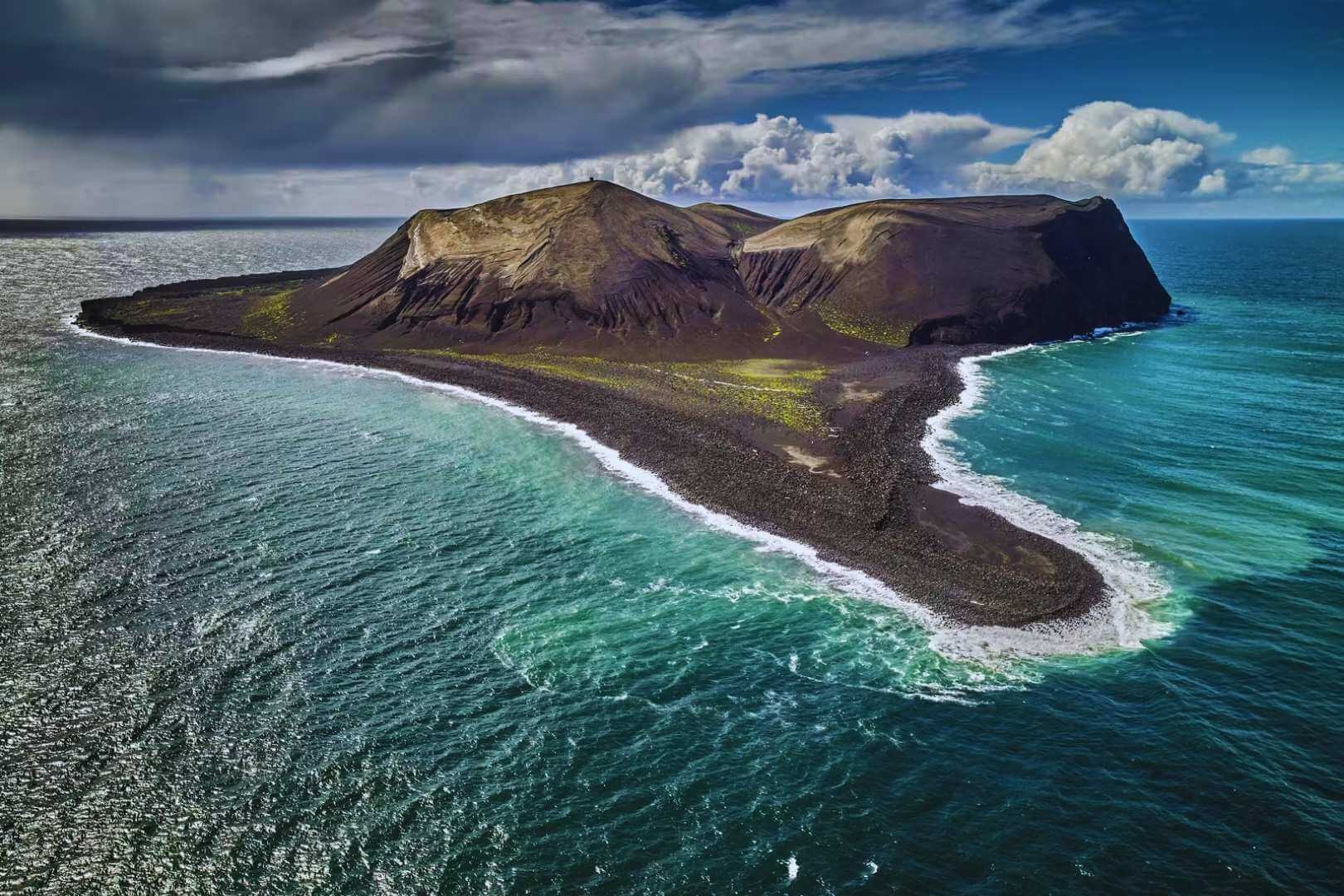 Surtsey, la isla nacida del fuego en pleno Atlántico Norte, es hoy un laboratorio natural único donde los científicos estudian cómo se establece la vida desde cero sobre tierra volcánica recién formada