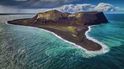 Surtsey, la isla nacida del fuego en pleno Atlántico Norte, es hoy un laboratorio natural único donde los científicos estudian cómo se establece la vida desde cero sobre tierra volcánica recién formada