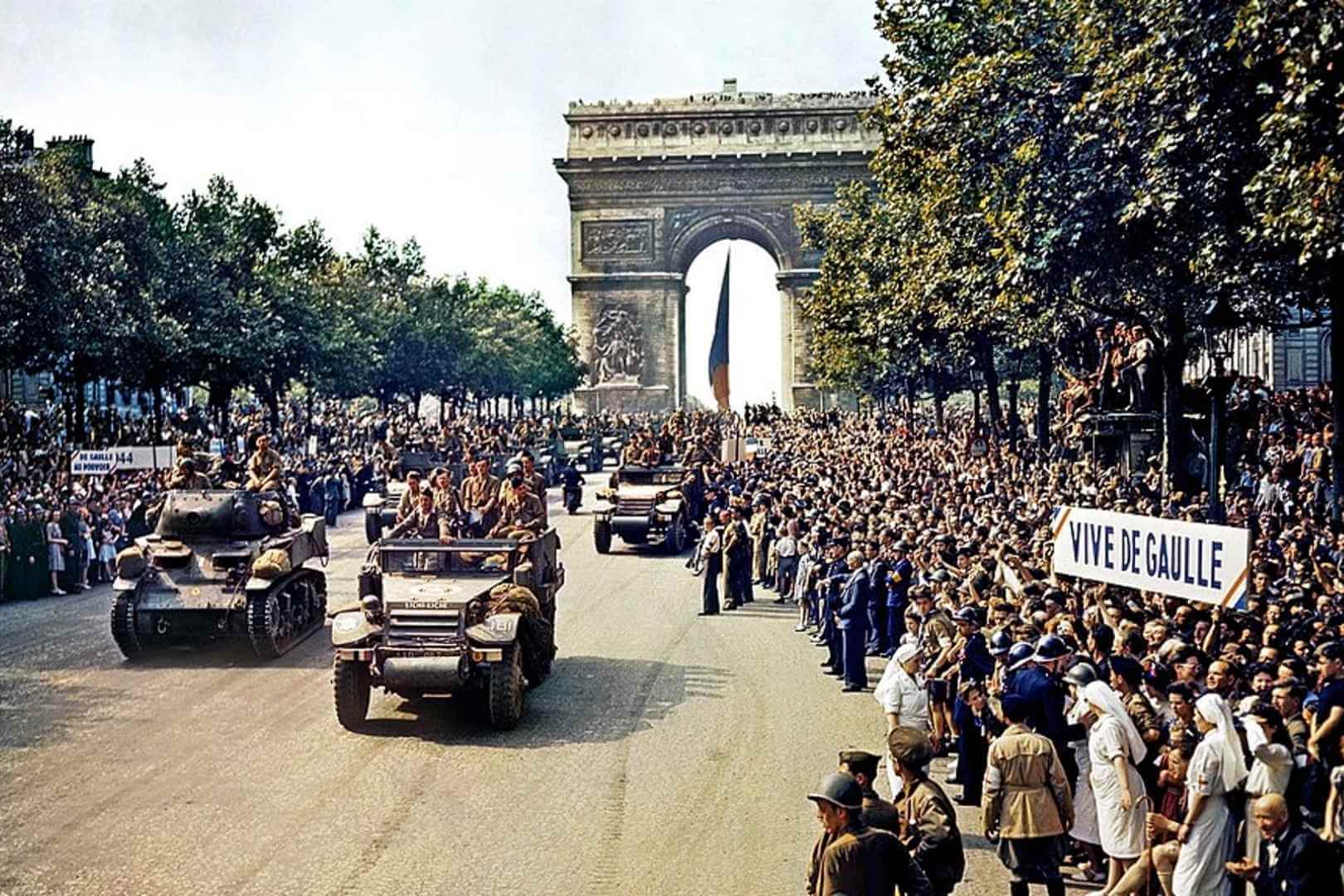 La población parisina celebra con entusiasmo la llegada de las tropas de la 2.ª División Blindada, entre ellas los combatientes españoles de La Nueve