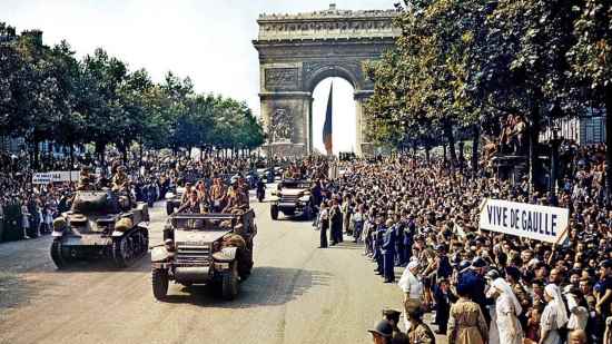 La población parisina celebra con entusiasmo la llegada de las tropas de la 2.ª División Blindada, entre ellas los combatientes españoles de La Nueve