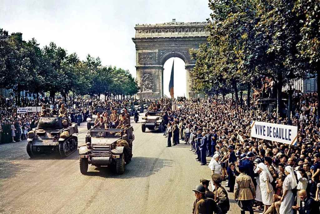 La población parisina celebra con entusiasmo la llegada de las tropas de la 2.ª División Blindada, entre ellas los combatientes españoles de La Nueve