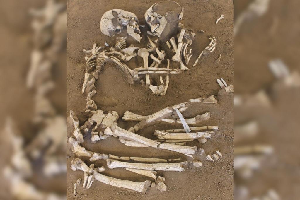 Ambos jóvenes tenían unos 20 años al morir y no presentan indicios de una muerte violenta