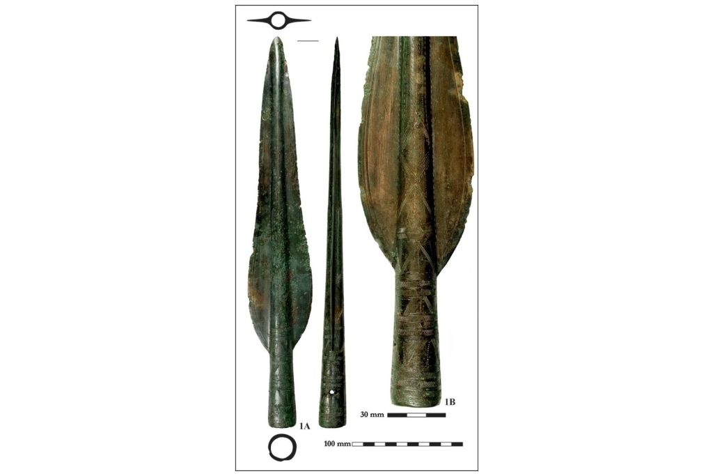 Distintas perspectivas de una punta de lanza de estilo alpino encontrada por arqueólogos en el Tesoro I de la colina de Somló, en Hungría