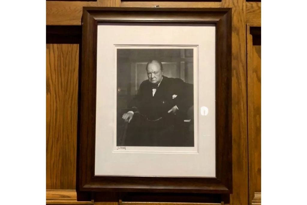 Durante meses, nadie en el hotel sospechó nada: el ladrón había sustituido el retrato original por una réplica casi idéntica