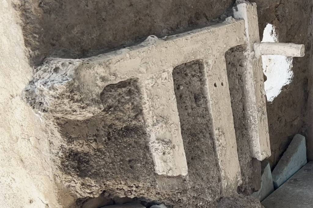 Los arqueólogos lograron reconstruir la silueta del armazón de la cama a partir del hueco dejado en la ceniza endurecida