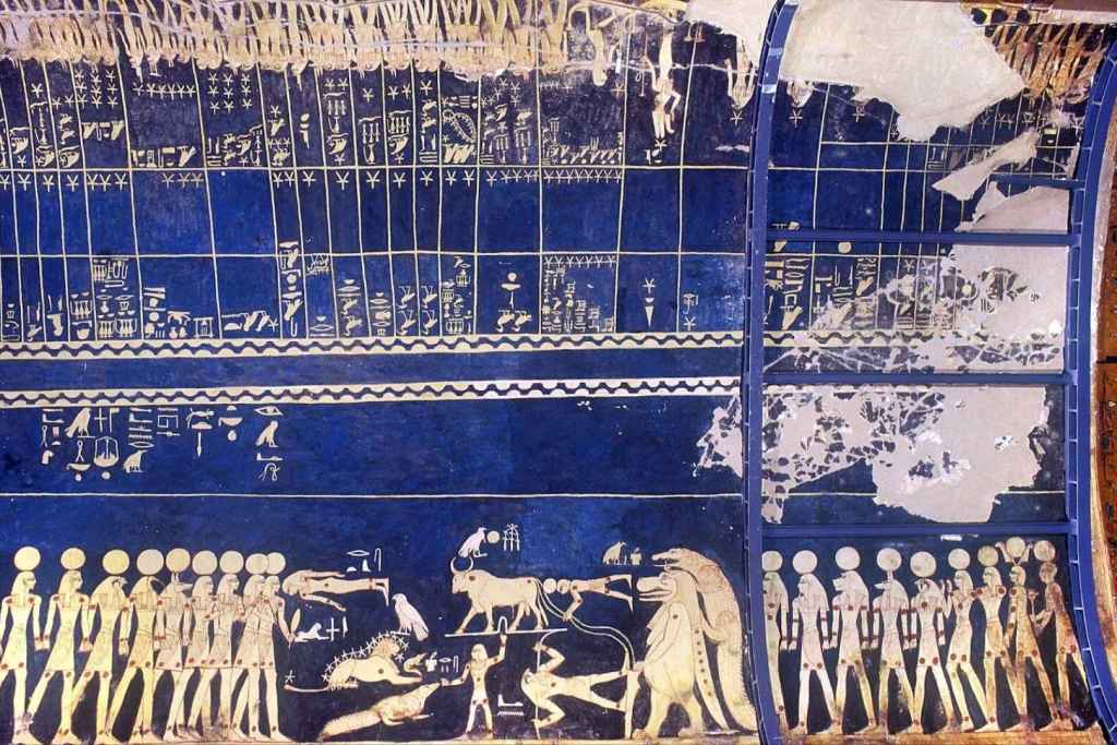 El techo astronómico de la tumba de Seti I muestra curvas negras ondulantes que separan, como un río oscuro, las dos mitades enmarcadas por hileras de medios círculos amarillos