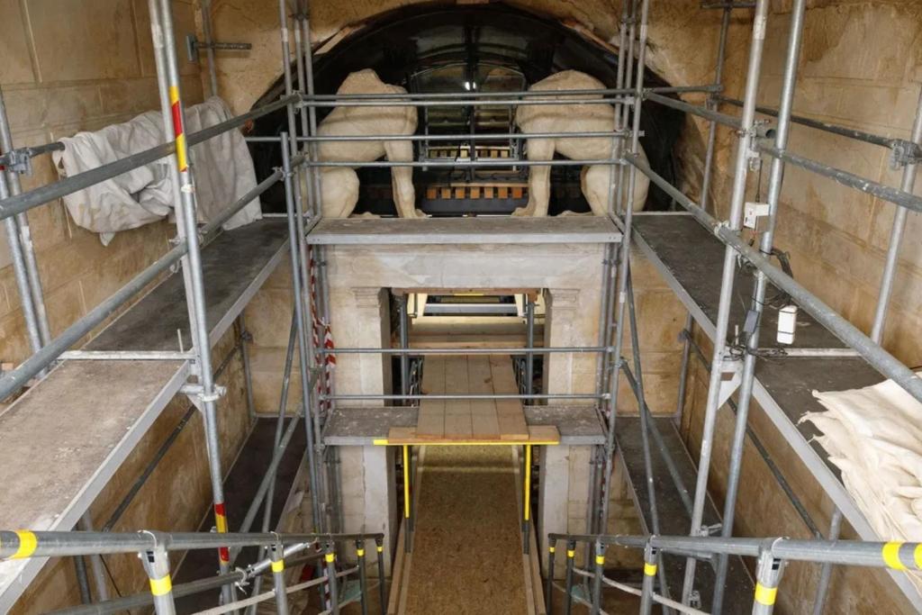 Tumba construida para Hefestión, el gran amigo de Alejandro Magno, perfectamente alineada con el solsticio de invierno