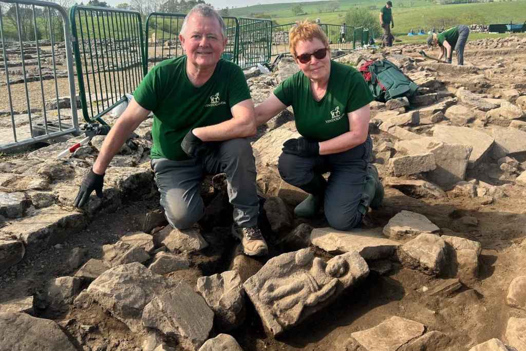 Jim y Dilys Quinlan, dos voluntarios con décadas de experiencia en excavaciones, fueron quienes encontraron el relieve de la diosa romana Victoria
