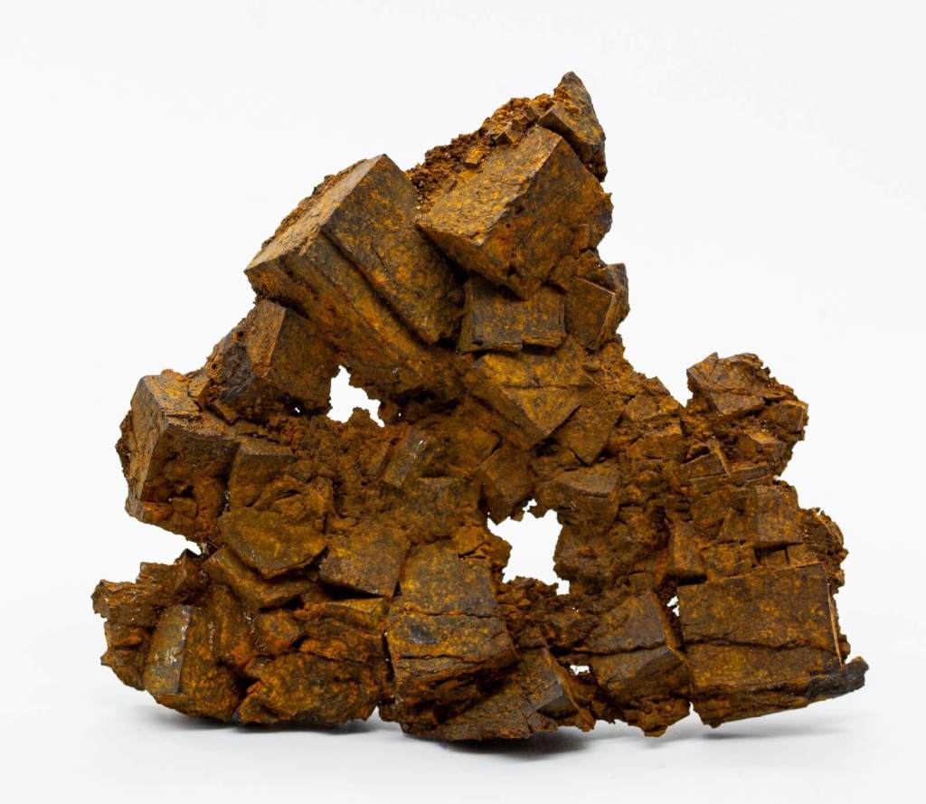 Pseudomorfo de cristales cúbicos de pirita, un sulfuro de hierro, transformados a óxidos de hierro. Colección de Mineralogía de la Facultad de Geológicas (UCM). Foto: G. Pinto.