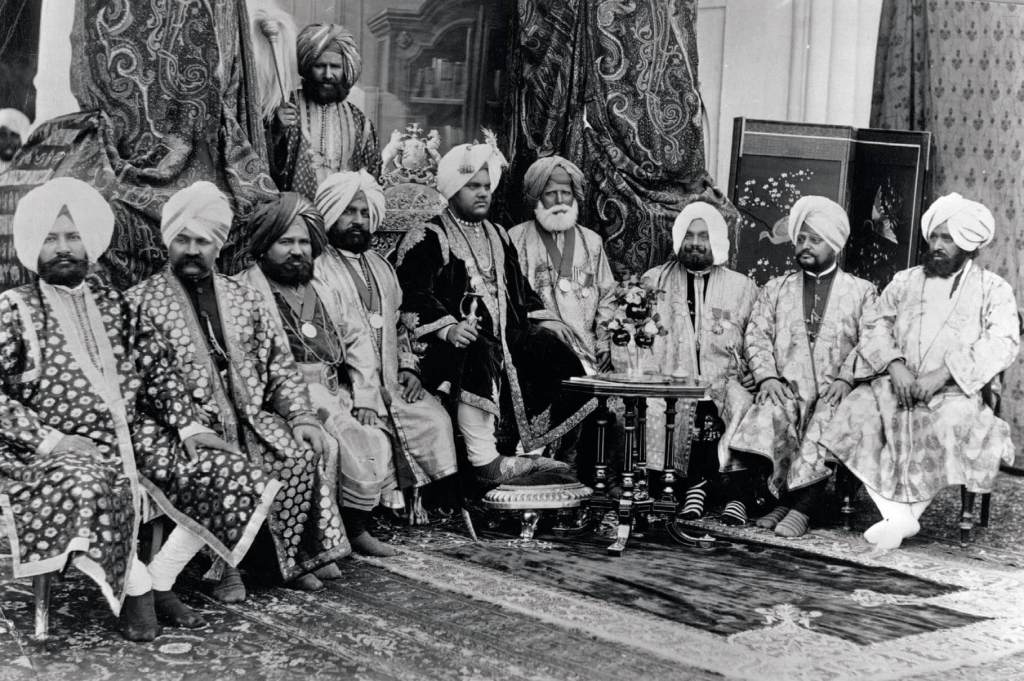 El maharajá Raja-I-Rajgan preside el Consejo de Estado