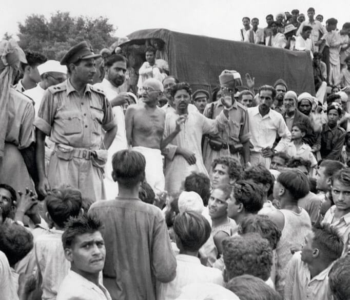 Gandhi visita a refugiados musulmanes en 1947