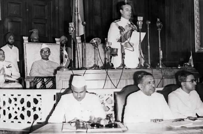 Lord Mountbatten durante el discurso de partición e independencia de la India