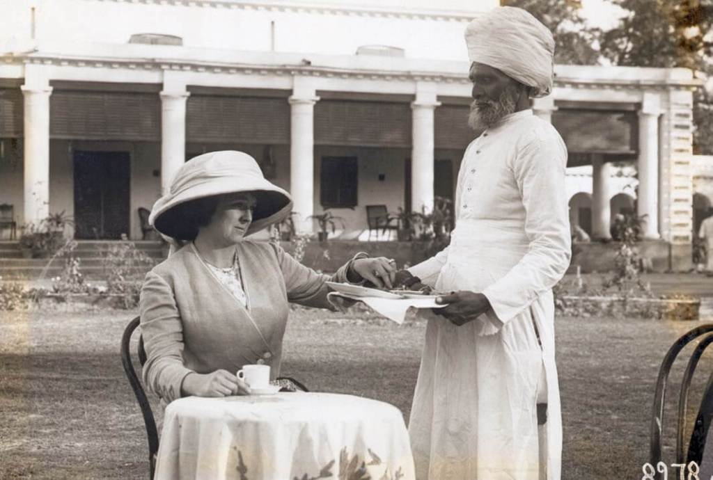 Un sirviente hindú sirve a una señora en los últimos días del Raj