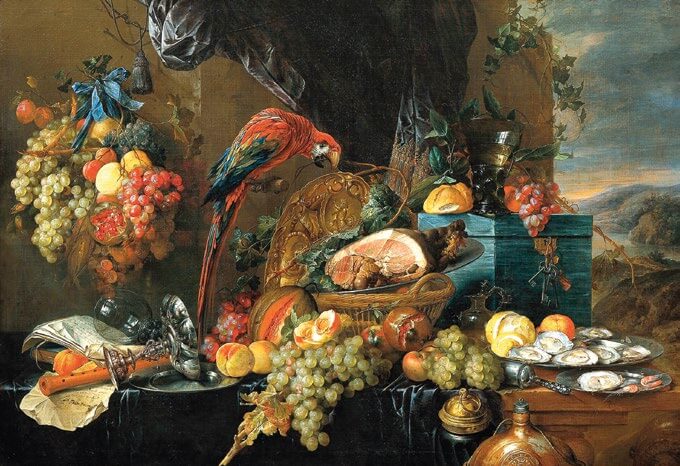 Una mesa ricamente puesta con loros