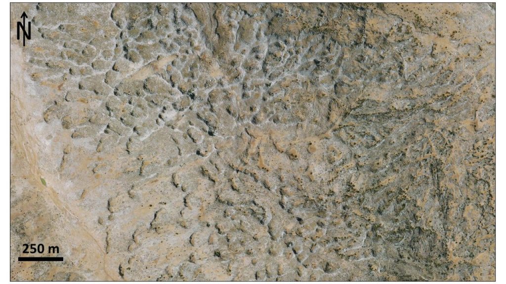 ¿Existen los alineamientos de sitios arqueológicos? Descubriendo alineamientos ocultos en geociencias