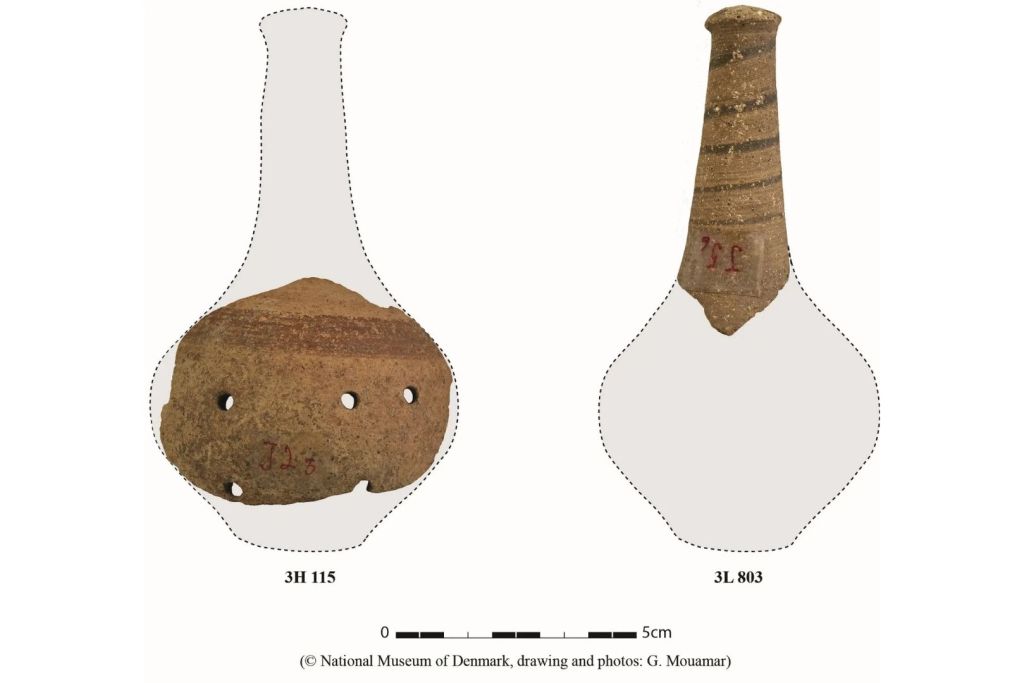 Fragmentos de cuerpos y asas de sonajeros hallados en Hama se han colocado sobre el contorno de un sonajero completo descubierto en otro yacimiento sirio, el de Al-Zalaqiyat, para mostrar cómo habría sido su forma original