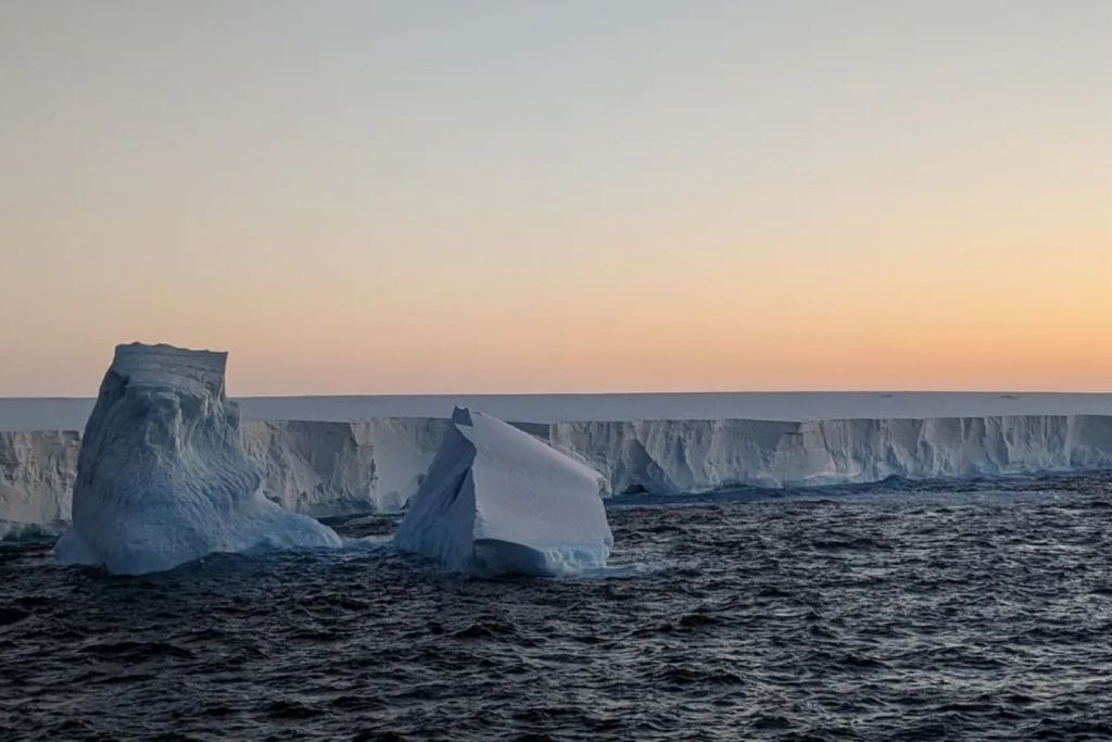 Durante meses, el A-23A ha ido soltando bloques de hielo menores a medida que avanzaba por el océano