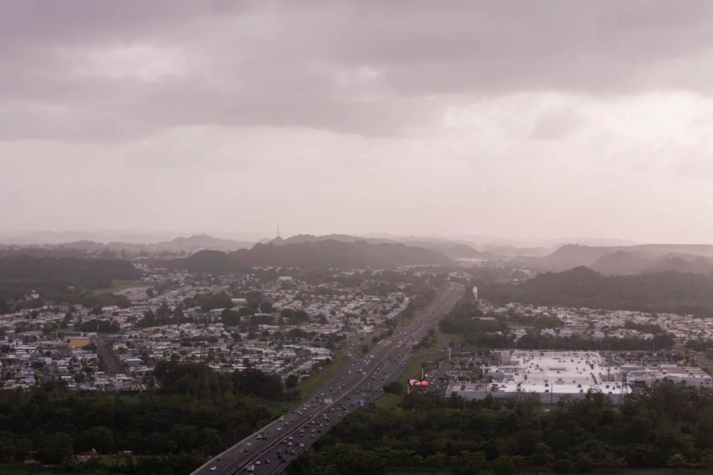 Varios coches circulan por una autopista en Cataño, Puerto Rico, mientras una densa nube de polvo sahariano cubre gran parte del Caribe, el lunes 2 de junio de 2025