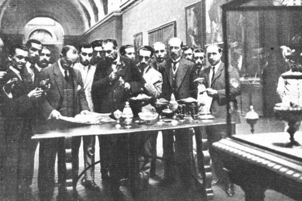 El comisario Fernández Luna, en el centro, con su lupa investigando el robo de El Tesoro del Delfín en el Museo del Prado