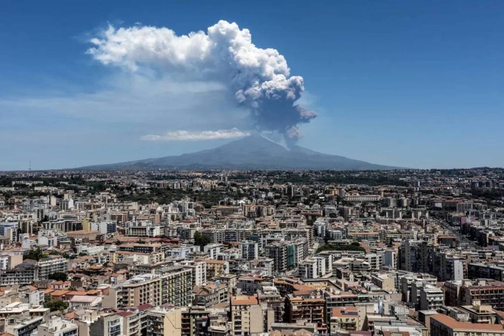 El volcán Etna en plena erupción el 2 de junio de 2025, expulsando una columna de cenizas y gases mientras la lava desciende por sus laderas en un espectáculo tan peligroso como sobrecogedor