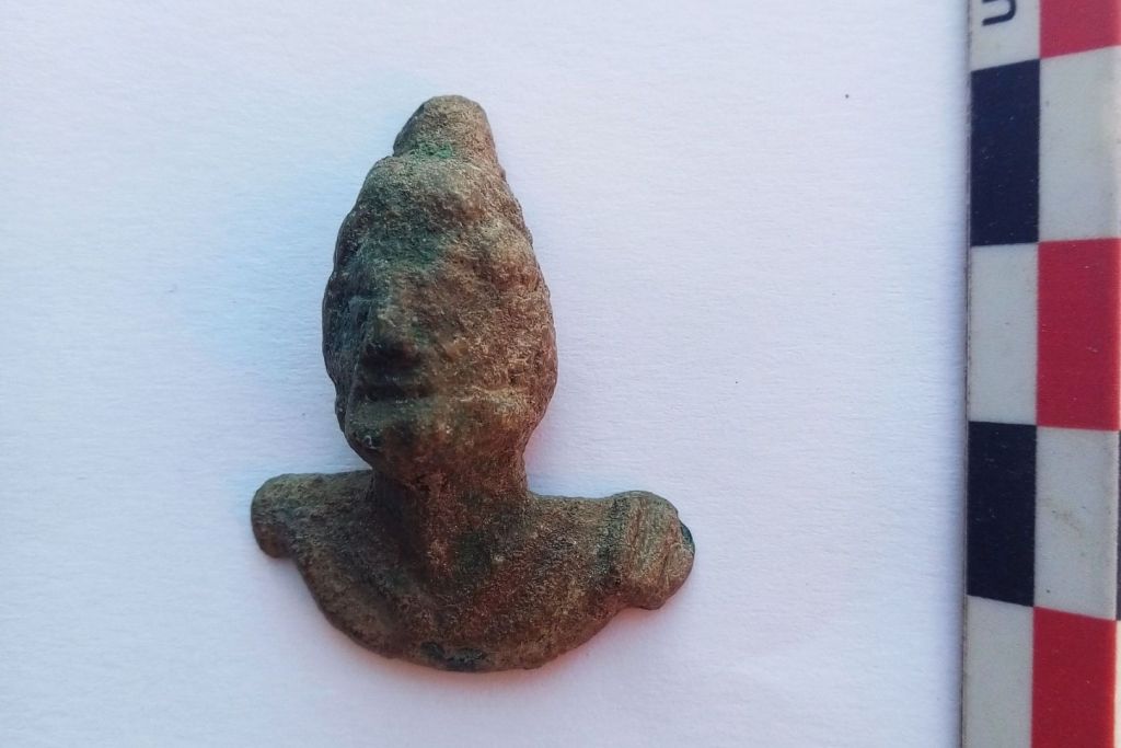 Una estatua de bronce que presenta rasgos asociados tradicionalmente a las representaciones de Odiseo