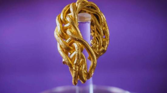 Descubren tesoro vikingo de oro en la Isla de Man gracias a un detectorista con medio siglo de experiencia