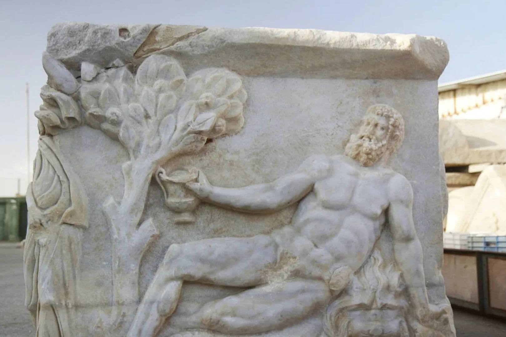 Arqueólogos descubren un singular sarcófago de 1.700 años con una escena mitológica de una insólita batalla de bebida entre dioses