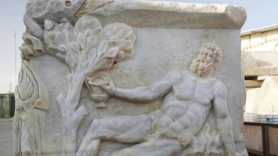 Arqueólogos descubren un singular sarcófago de 1.700 años con una escena mitológica de una insólita batalla de bebida entre dioses