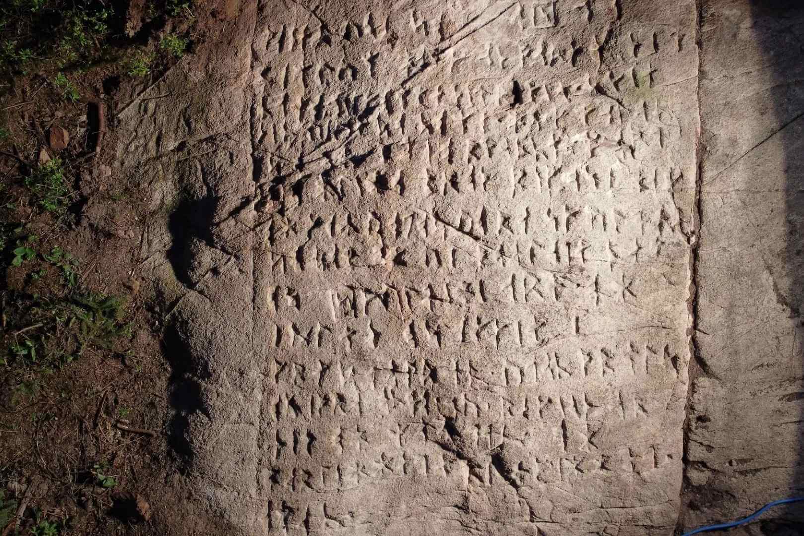 Unas enigmáticas runas halladas en los bosques de Canadá desconciertan a los arqueólogos