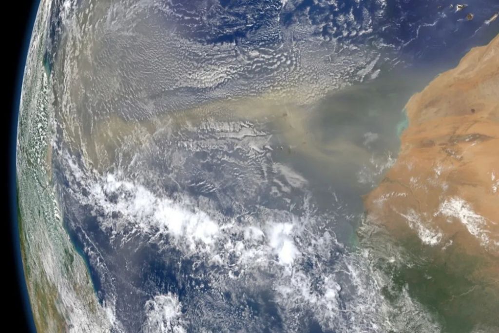 Una inmensa nube de polvo del Sáhara envuelve el Caribe mientras avanza hacia Estados Unidos