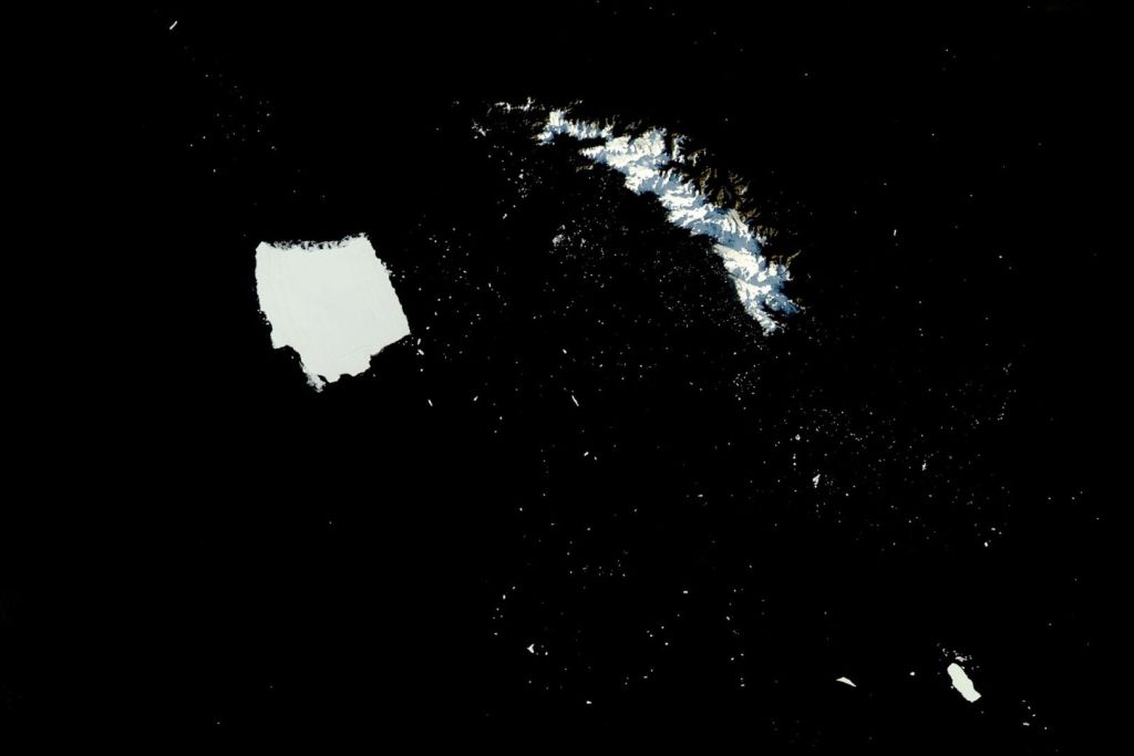 Desde que encalló frente a las costas de la isla Georgia del Sur en marzo, el coloso helado A-23A ha comenzado a desmoronarse lentamente, liberando miles de pequeños fragmentos que ahora flotan a su alrededor como una lluvia de hielo sobre el Atlántico Sur.